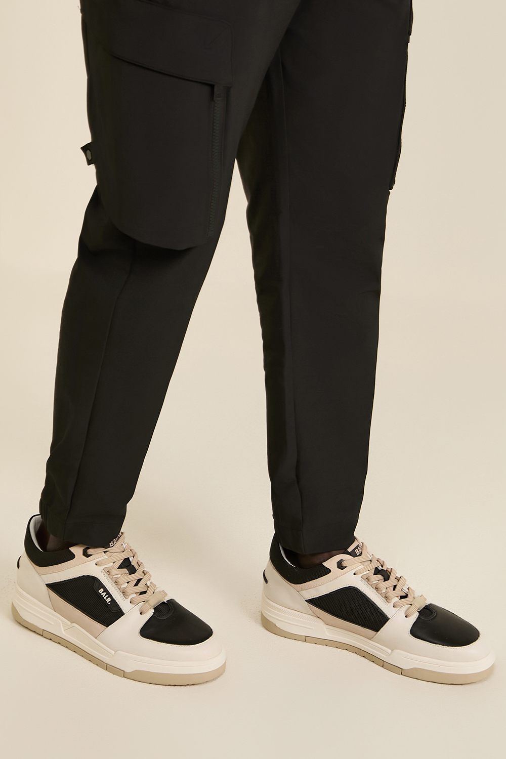 תמונת כל הלוק של נעלי סניקרס